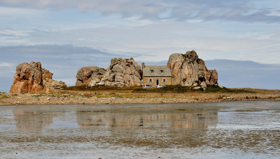 Explorer les rochers de la cote de granit rose