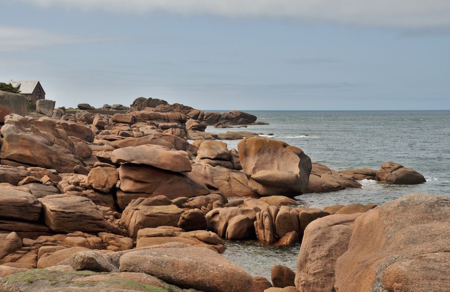 Explorer les rochers de la cote de granit rose